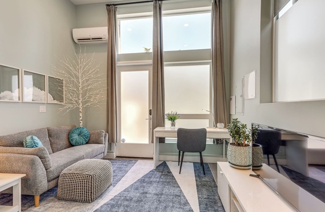 Walk to Discovery Park: Bright Studio in Magnolia