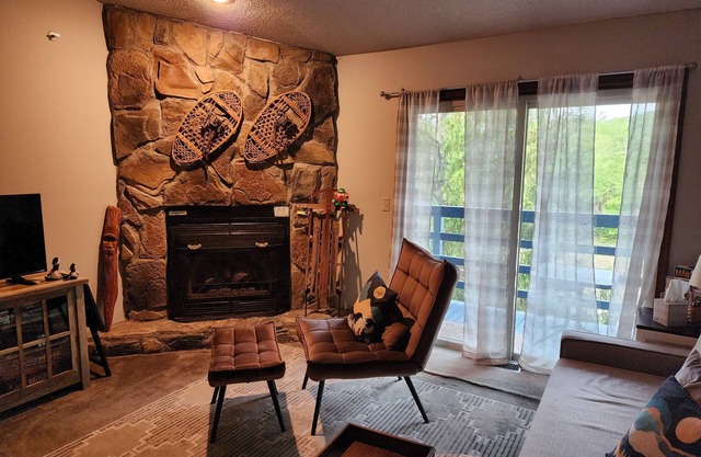 Walk to Dolly Sods, Enjoy Mountain Views + Gas Fireplace & Jacuzzi Tub! 3rd Fl.
