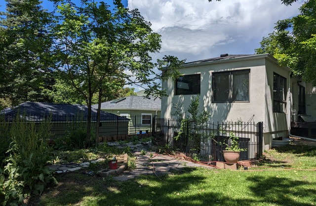 Walk to Downtown Golden! East Street Historic District Getaway.