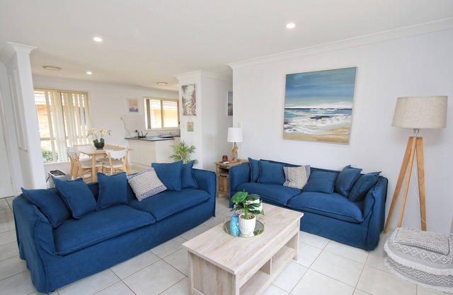 Walk to Ettalong beach close to shops KING BED