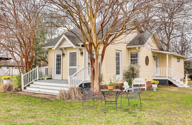 Walk to Lake Chicot: Cottage w/Yard & Views!