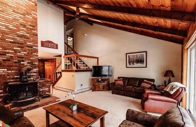 Walk to Loon Ski Lifts. 10 Beds. Free Pool & Gym Access. Near Pemi River