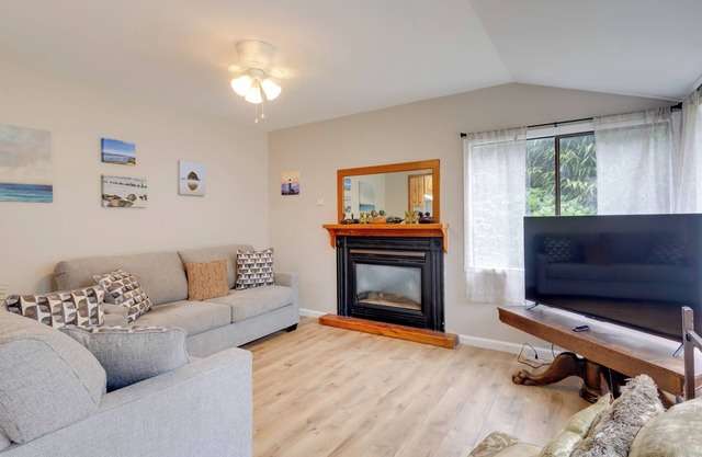 Walk to Main Avenue: Cozy Unit in Warrenton