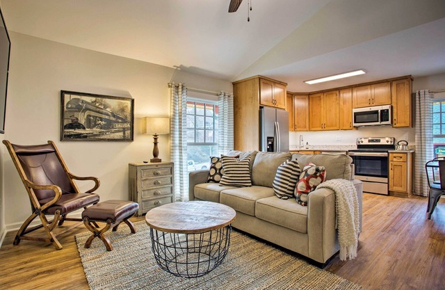 Walk to Main Street Eats: Remodeled Saluda Apt