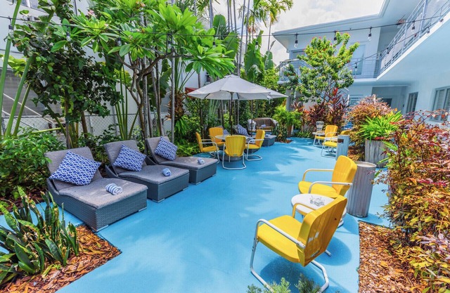 Walk to North Beach Oceanside Park, 2 Comfortable Units, Pool, Full Kitchen