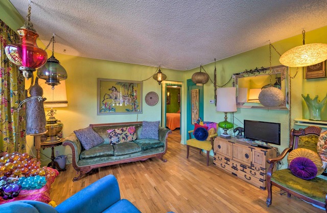 Walk to Old Town Arvada - 1940 Vintage Bungalow!