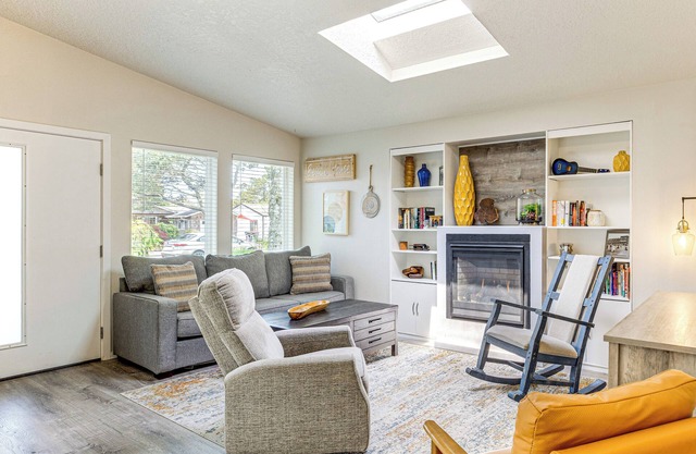 Walk to Seaside Beach: Vacation Rental Cottage!
