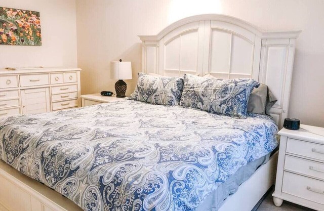 Walk to Shands/UF - Budget 2 Bedroom Condo, Pool!