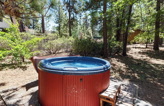 WALK to SLOPES! HOT TUB, Adorable Cabin, GAME ROOM, Fire pit! ROMANTIC!