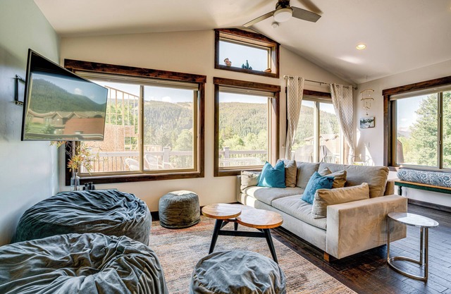 Walk to Slopes: Home w/Hot Tub in Keystone