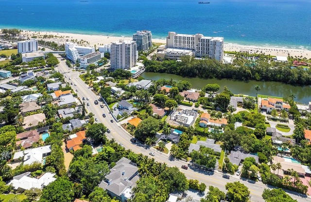 Walk to the Beach - 5 bedrooms - Heated Pool - Prime Location close to Las Olas!