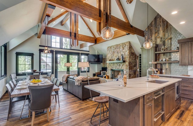 Walk to the slopes! Completely remodeled with 5-star finishes and private hot tub!