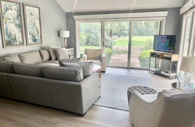 Walk to the Beach 2BR/2BA Golf Views/Walk-In Shower/Smart TV/WIFI/Grill/New Sofa