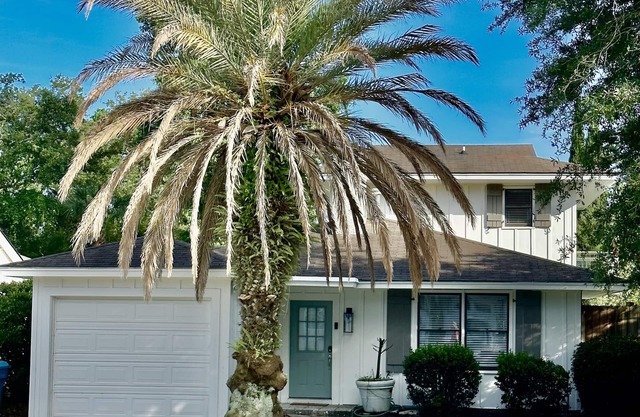 Walk to the Village, Beach, and Pier! Saltwater Pool right out your backdoor!