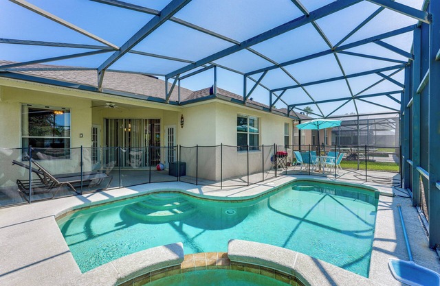 Walk to Tower Lake: Family Home in Gated Community