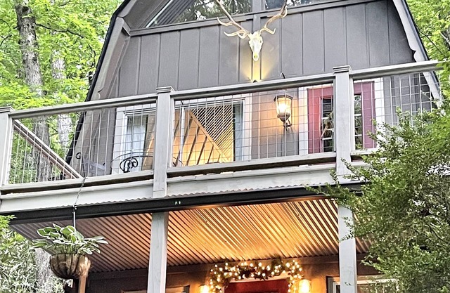 Walk to Town Chalet w/Chic Live-In Art Gallery + BBQ & Wine Shop Across Street
