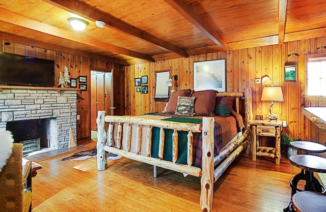 Walk To Town From Peaceful Countryside Log Cabin 25 Minutes To St. Louis