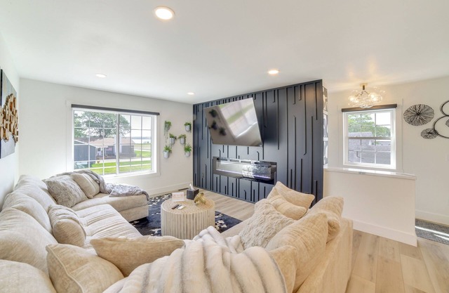 Walk to Waterfront: Michigan Retreat w/Game Room