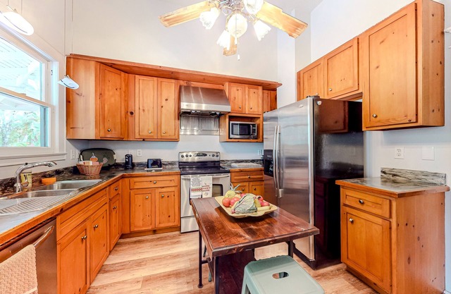 Walkable, beautifully renovated historic home with lovely porches & firepit
