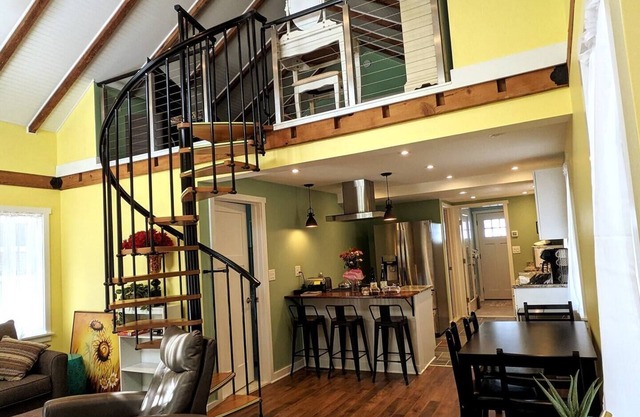 Walkable Elmwood Cottage, No Chores 4Bath 4BR 4Car