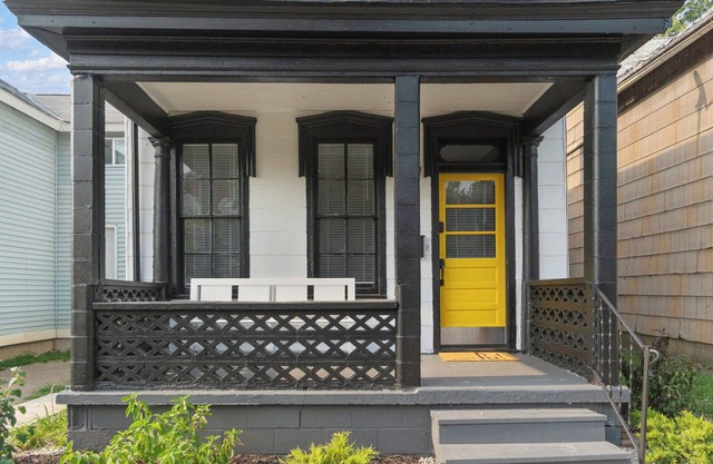 Walkable to Downtown! Home for 7!