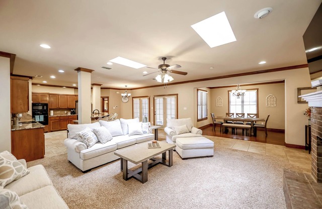 Walking distance from Texas Tech, sleeps up to 12 people!