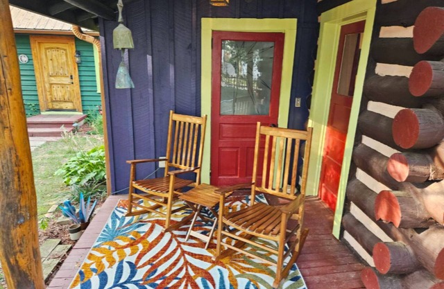 Walking distance to Downtown! “The Flamingo”- Dogs Stay Free!