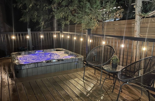 Walking distance to the lake & village. Hot tub