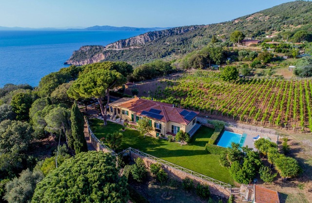 Walking distance from the sea, family countryside villa in Argentario