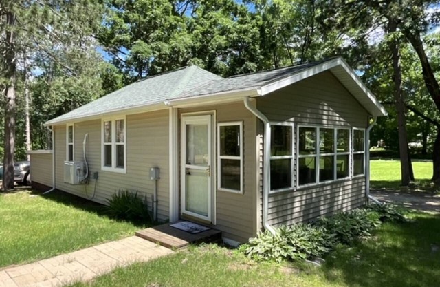 Walleye Waters Cottage-Pet friendly Cozy Cottages & Cabins 9 miles to Wis Dells!