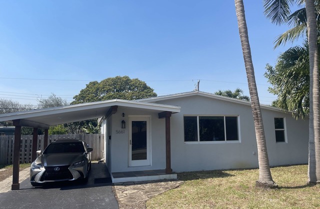 Warm and cozy fully remodeled 2/1 house with tons of natural light and gas range