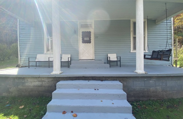 Warm. Cozy. Simple! Northfork WV! ATV/SxS Friendly! Very spacious! Sleeps 12+