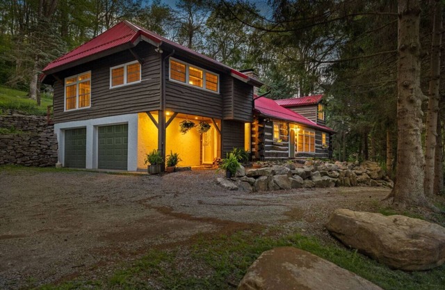 Warm Historic Mountain Cabin.