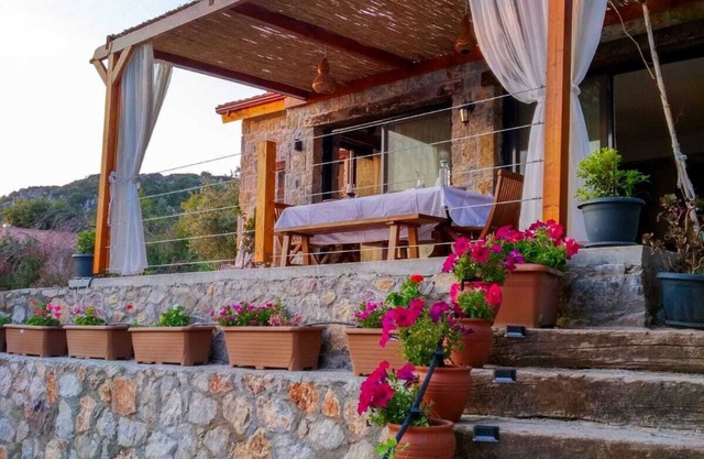 Warm, quiet stone house with sea views and breathtaking sunsets.