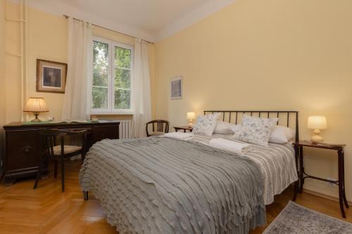 Warsaw New Town Square Apartment for 5 Guests by Noclegi Renters