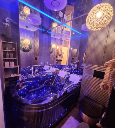 WARSZAWA WOLA Wyjątkowe Studio z Jacuzzi, Sauną i Fotelem do Masażu - Exceptional Studio in Warsaw with Jacuzzi, Sauna and Massage Chair