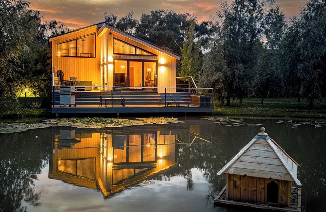 Water Lily Lakeside Lodge