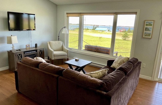 Water view cottage - Walk to Thunder Cove Beach!