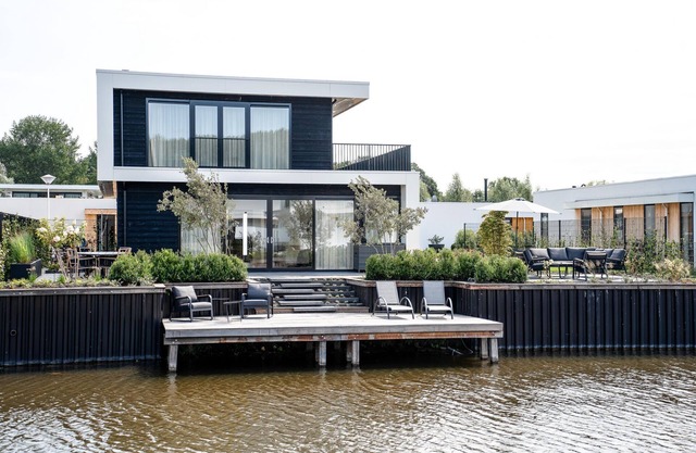 Water villa with garden and jetty near Harderwijk