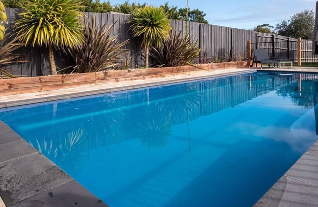 Waterfall Gully Retreat with Gas heated Pool