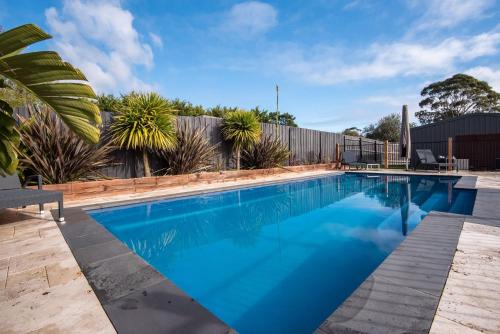 Waterfall Gully Retreat with Gas heated Pool