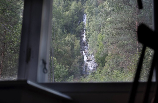Waterfall Retreat with Stunning Mountain Views – Nature at Your Doorstep