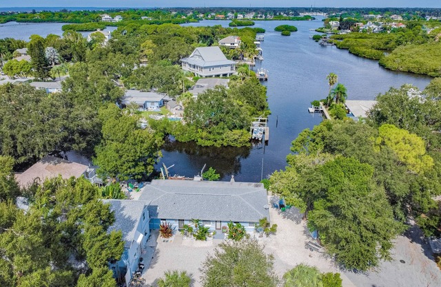 Waterfront 2 bedroom/1 bath Renovated Apartment in Palm Harbor