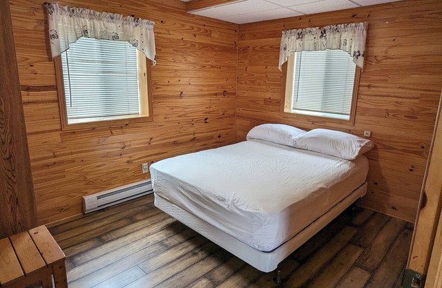 Waterfront 3 bedrooms Cottage on Rice lake