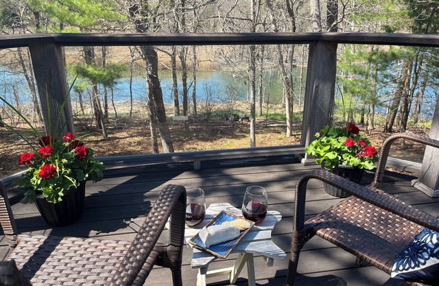 Waterfront 3-BR House w Hot tub: kayak/canoe up the tidal river to Pleasant Bay!
