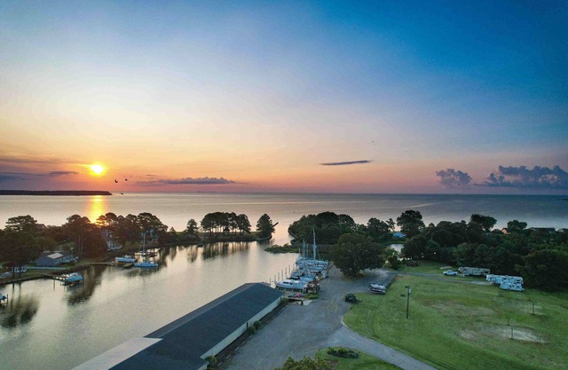 Waterfront 4 Bed 3 Bath Sleeps 8 - Free River Cruise with Week Long Rental