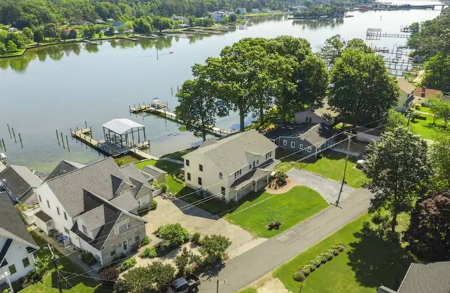 Waterfront 4-bedroom home with hot tub and gym!