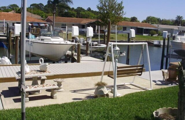 Waterfront, 4-person Hot Tub Spa, Wireless Hi-speed Internet.