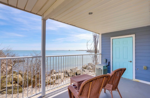 Waterfront Bass Island Retreat w/Balcony + TV