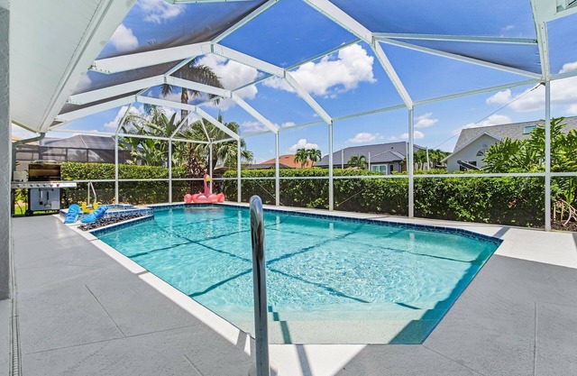 Waterfront Bliss with Heated Pool, Spa & Private Dock Adventures – The Coral Dockhouse